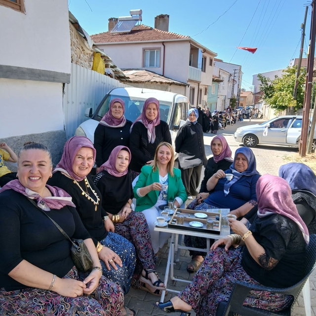 Gelin konvoyunun önünü kesen kadınlar yol ortasında tavla oynayıp, kahve iç...