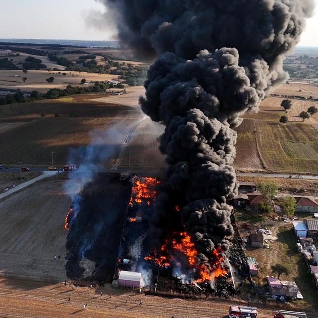 Tekirdağ'da geri dönüşüm tesisinde yangın; 4 ev ile 1 otomobil zarar gördü