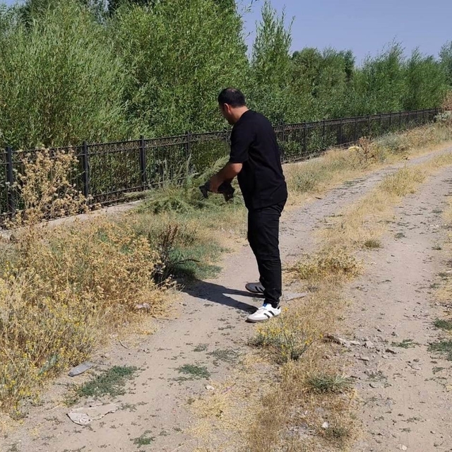 Yoldaki kaplumbağayı duyarlı vatandaş kurtardı