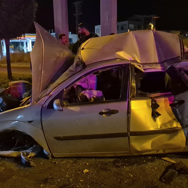 Otomobil direğe çarptı: 4 yaralı