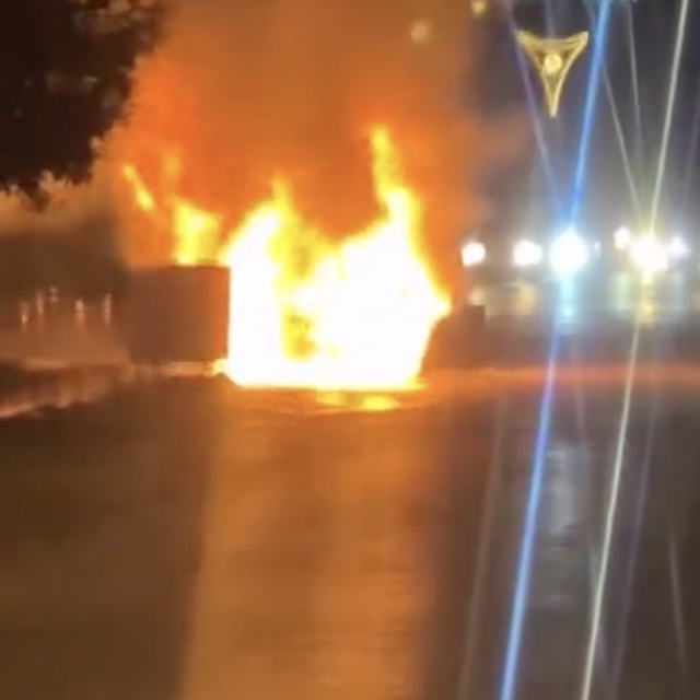 Samsun'da seyir halindeki otomobil alev topuna döndü