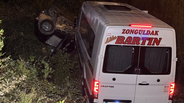 Minibüsü ile otomobil çarpıştı: 11 yaralı