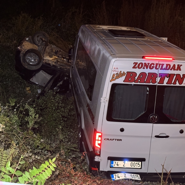 Minibüsü ile otomobil çarpıştı: 11 yaralı