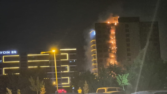 Diyarbakır'da plazada yangın; ekiplerin müdahalesi sürüyor
