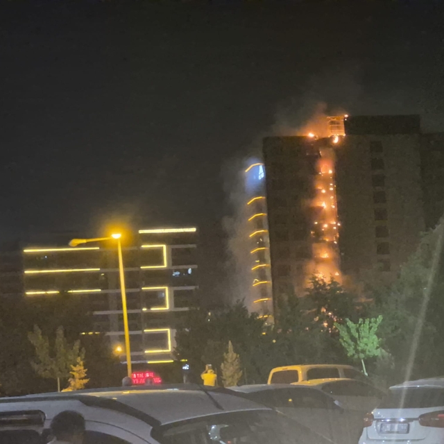 Diyarbakır'da plazada yangın; ekiplerin müdahalesi sürüyor