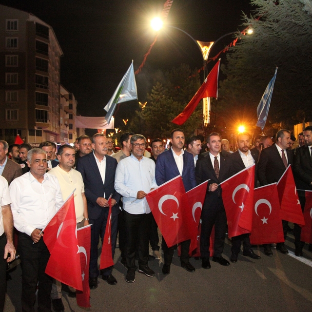 Ahlat'ta Malazgirt Zaferi'nin 955. yılı dolayısıyla fener alayı ve bayrak y...
