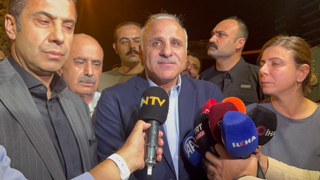 Diyarbakır'da plazada yangın; 5 kişi dumandan etkilendi (2)
