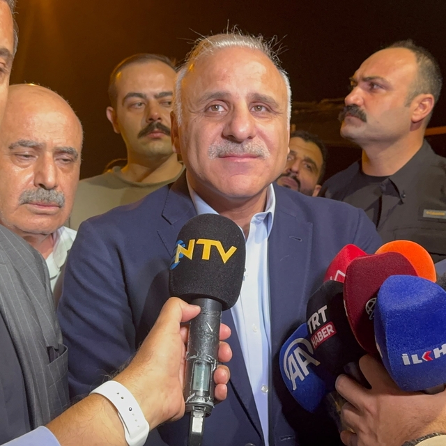 Diyarbakır'da plazada yangın; 5 kişi dumandan etkilendi (2)