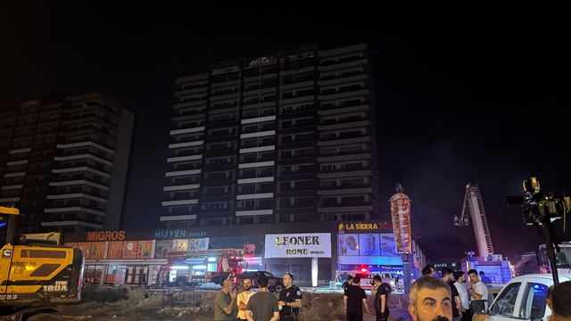 Diyarbakır'da plazada yangın; 5 kişi dumandan etkilendi (3)