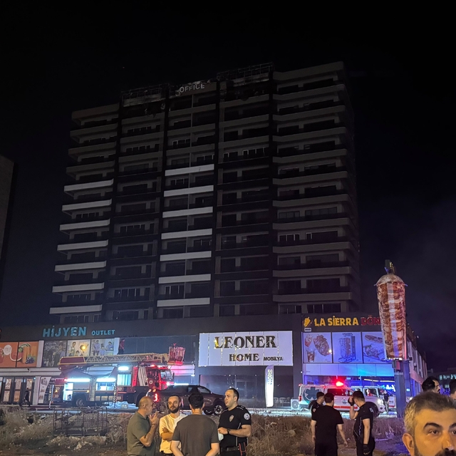 Diyarbakır'da plazada yangın; 5 kişi dumandan etkilendi (3)