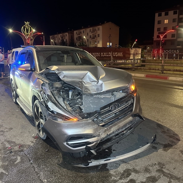 Uşak'ta iki otomobil çarpıştı: 2'si çocuk, 6 yaralı