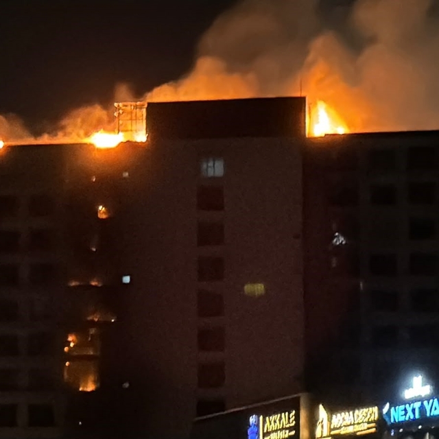 Diyarbakır'da 12 katlı plazada yangın: 1 kişi mahsur kaldı, 8 kişi dumandan...