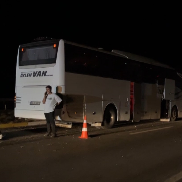 Sivas'ta yolcu otobüsü otomobil ile çarpıştı: 2 yaralı
