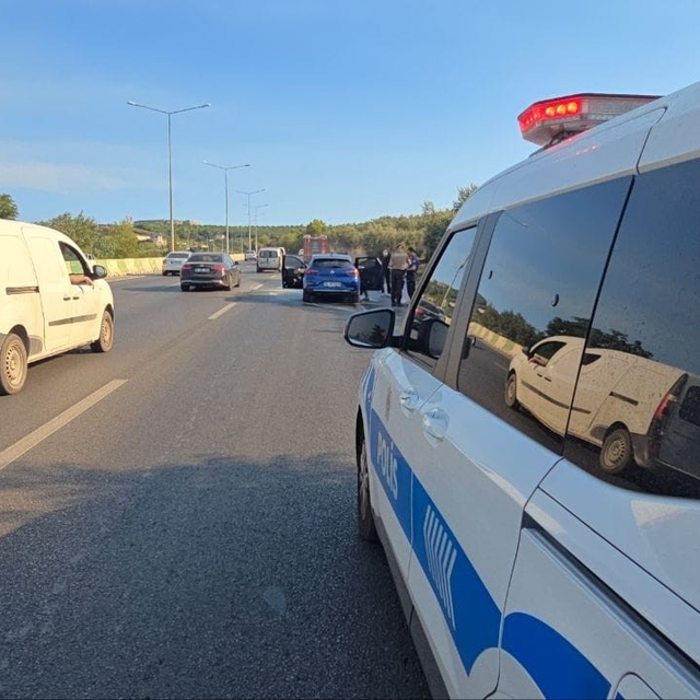 Alev alan otomobil zeytinlik alana sıçramadan söndürüldü