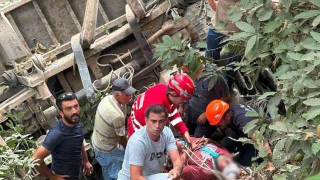 Şarampole uçan kamyonda baba ve oğlu yaralandı