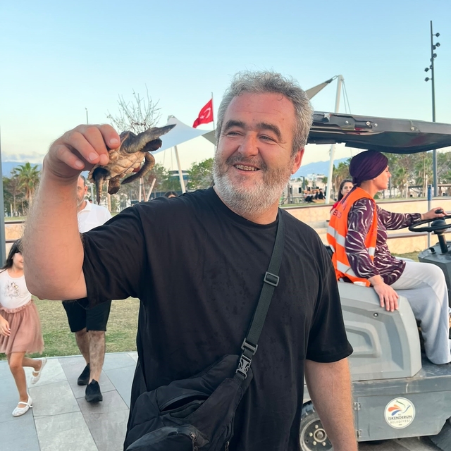 Çocukların 'Kahraman ağabeyi' boğazına çuval dolaşan kaplumbağayı ölümden k...