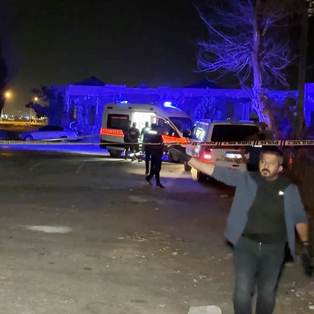 Minibüsün tavan çıtasına bağlı ipte asılı cansız bedeni bulundu