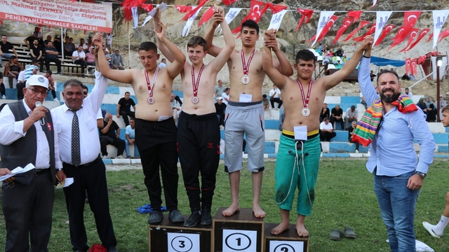 Pehlivanlı'da pehlivanlar kıyasıya güreşti
Genç pehlivan gözyaşlarını tutamadı
