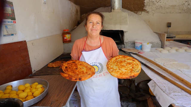 Kahramanmaraş Çardak'ta 160 yıllık ekmek geleneği
Çeçenistan'dan göç eden ailelerin yerleştiği mahallede bulunan fırınlarda, yöreye özgü ekmek çeşitleri geleneksel yöntemlerle üretiliyor