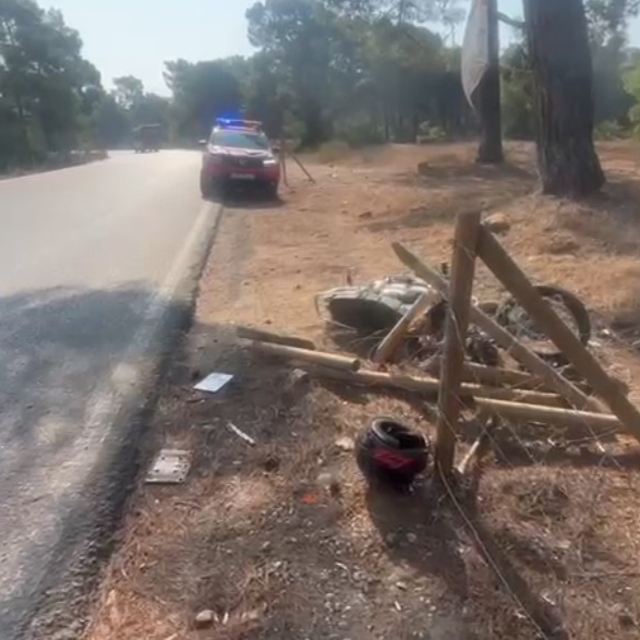 Manavgat'ta motosiklet tel çitlere çarptı: 2 yaralı
