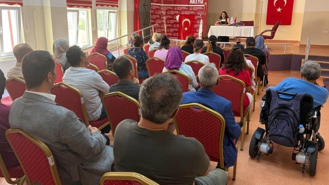 Bayburt'ta özel bireylere ve personele sağlıklı yaşam eğitimi verildi