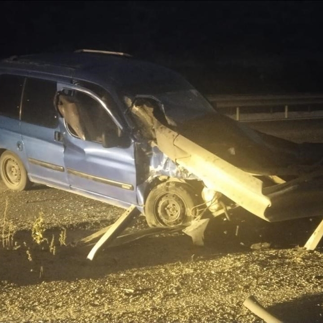 Bilecik'te otomobil bariyerlere çarptı: 1 yaralı