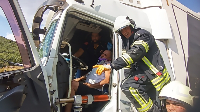 Burdur'da tırlar çarpıştı: 1 yaralı