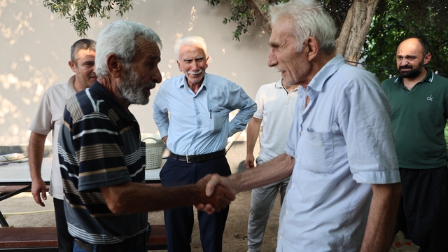 Yaşlı adamlardan örnek davranış
Adana'nın Kozan ilçesinde yaşlı adama çarptığını sonradan fark eden yaşlı sürücü adli kontrol şartıyla tutuksuz yargılanmak üzere serbest kalınca tatlı alıp çarptığı vatandaşı ziyaret etti