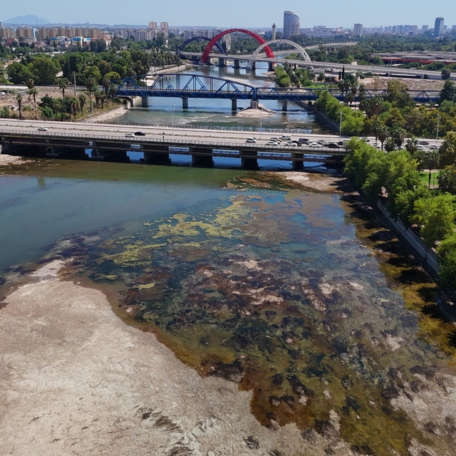 Seyhan Nehri'nde sular çekildi, kirlilik ortaya çıktı