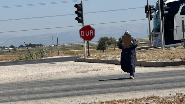 Trafik ışıklarındaki dilenciler, zabıtayla karşılaşınca arkalarına bakmadan kaçtılar