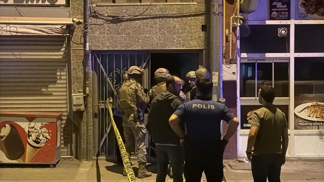 Çatıdan çatıya dolaştı, polisi saatlerce uğraştırdı
Ailesiyle tartışıp dama çıktıktan sonra çatılarda dolaşan şahıs için Özel Harekât ekipleri devreye girdi