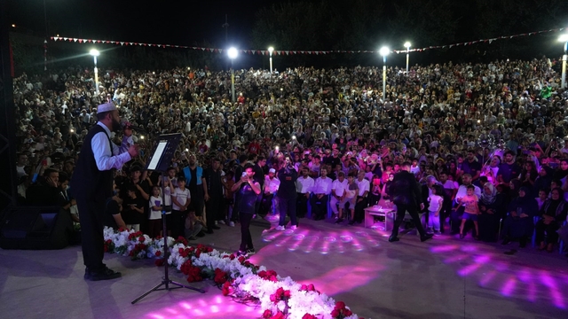 Kâhta Belediyesi'nin programında binlerce kişi aynı ilahide buluştu