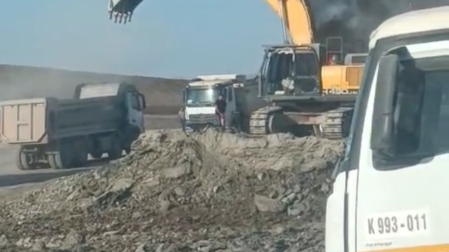 Siirt'te demir yolu inşaatında iş makinesi yandı