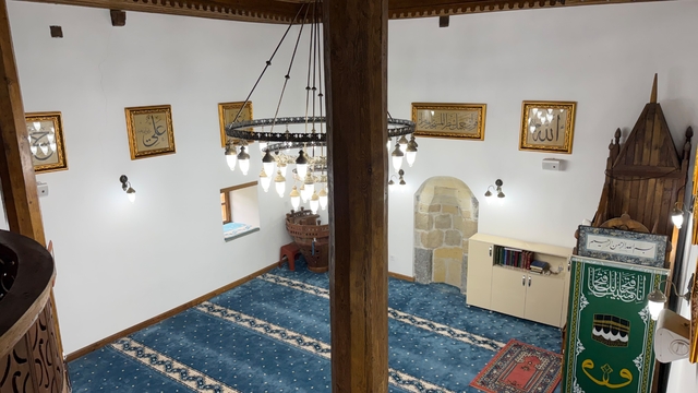 Şavşat'ta tarihi cami Osmanlı tarzı hatlarla bezendi