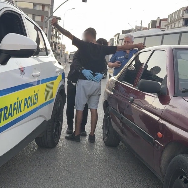 Çalışır haldeki otomobilde uyuyan 2 kişiyi polis güçlükle uyandırdı, araçta...