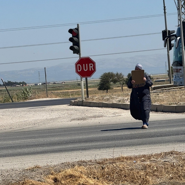 Trafik ışıklarındaki dilenciler, zabıtayla karşılaşınca arkalarına bakmadan...