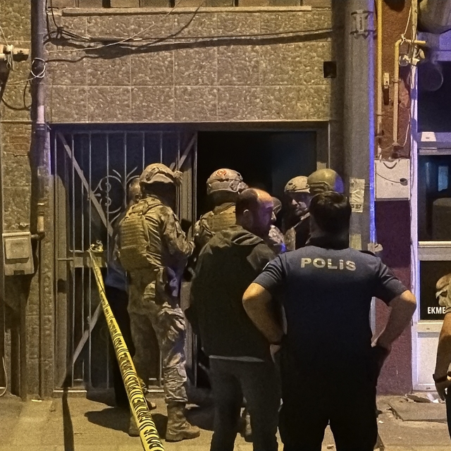 Çatıdan çatıya dolaştı, polisi saatlerce uğraştırdı
Ailesiyle tartışıp dama...