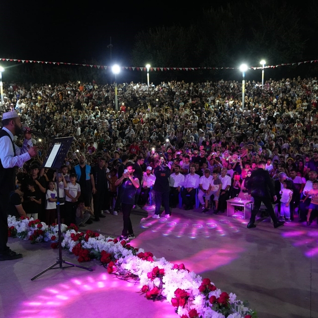 Kâhta Belediyesi'nin programında binlerce kişi aynı ilahide buluştu
