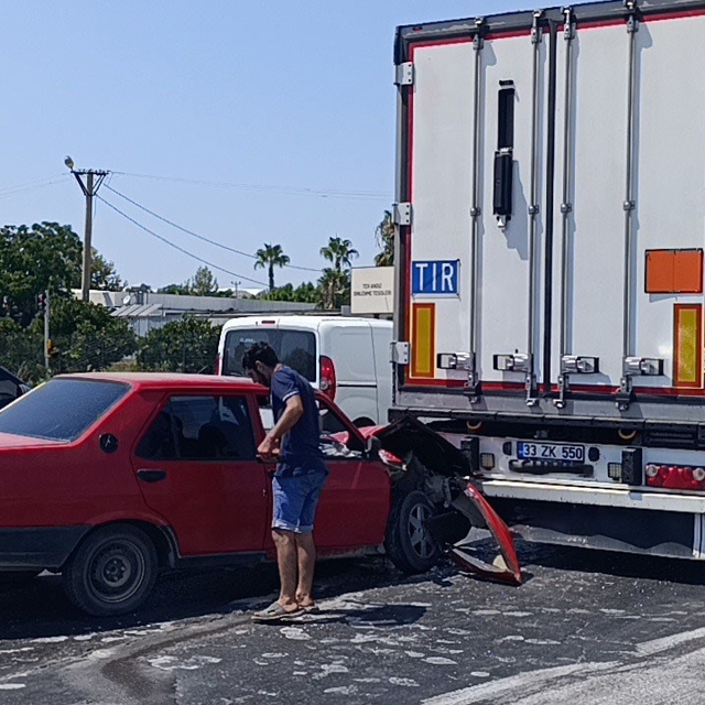 Kırmızı ışıkta duran tıra arkadan çarpan Tofaş hurdaya döndü: 1 yaralı
Kaza...