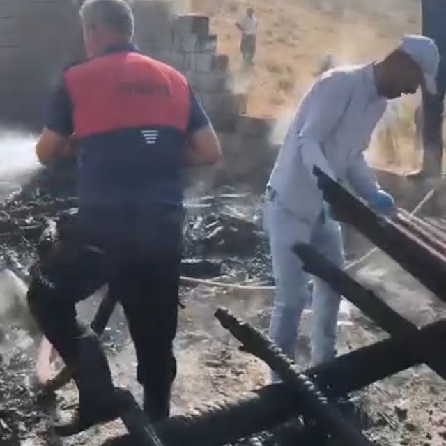 Hakkari'de çıkan yangında bir ev kullanılamaz hale geldi