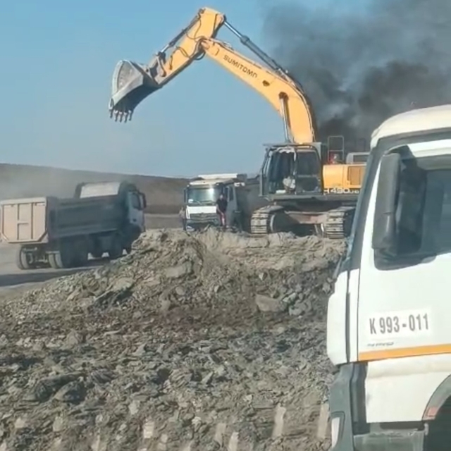 Siirt'te demir yolu inşaatında iş makinesi yandı