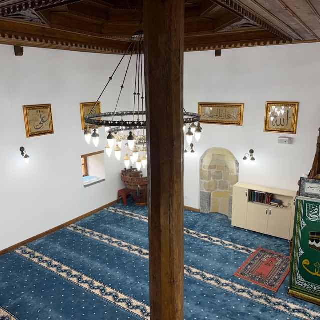 Şavşat'ta tarihi cami Osmanlı tarzı hatlarla bezendi