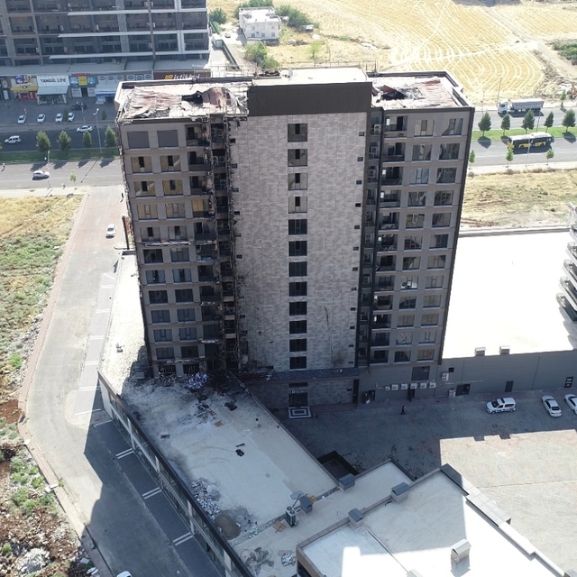 Plazadaki yangının boyutu, gün ağarınca ortaya çıktı