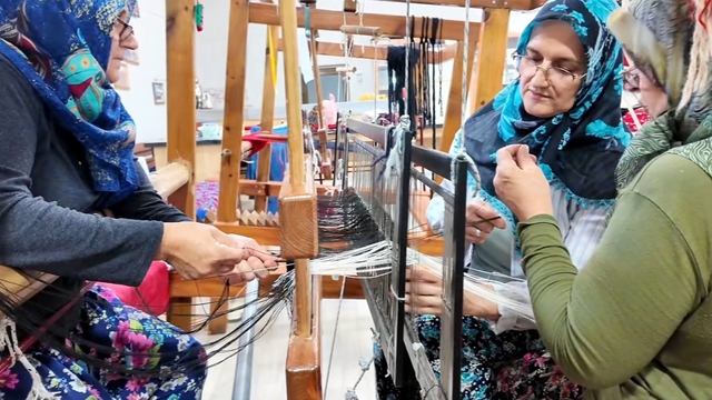 Ninelerin sandığından geleceğe: Her ilmekte 200 yıllık hikâye var
Ninelerin sandığından geleceğe: Cicim dokuma
Saray'da 200 yıllık motifler kadınların ellerinde yeniden hayat buluyor
Sandıktaki miras tezgâhlarda yeniden canlandı