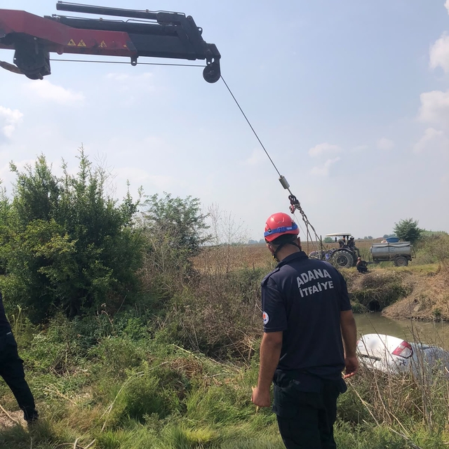 Otomobil dereye uçtu: Sürücü yüzerek kurtuldu