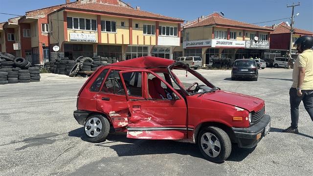 Kamyonetin çarptığı otomobil hurdaya döndü: 1 yaralı