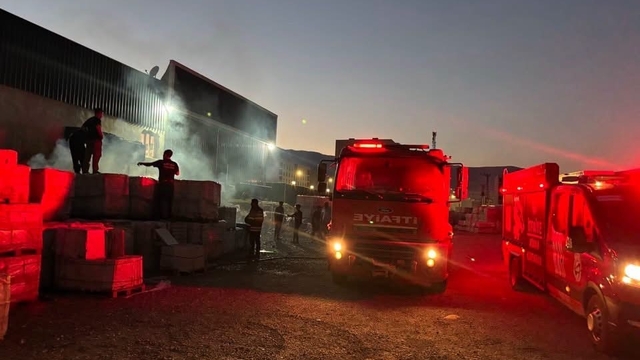 Kırıkhan'da inşaat malzemeleri satan iş yerinde yangın çıktı