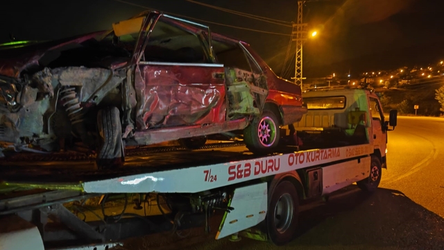 Isparta'da tırla çarpışan Fiat Tofaş araç hurdaya döndü: 2 yaralı