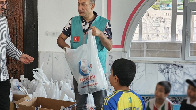Cansuyu Derneği Cizre'deki Kur'an kursu öğrencilerinin yüzlerini güldürdü
