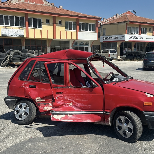 Kamyonetin çarptığı otomobil hurdaya döndü: 1 yaralı